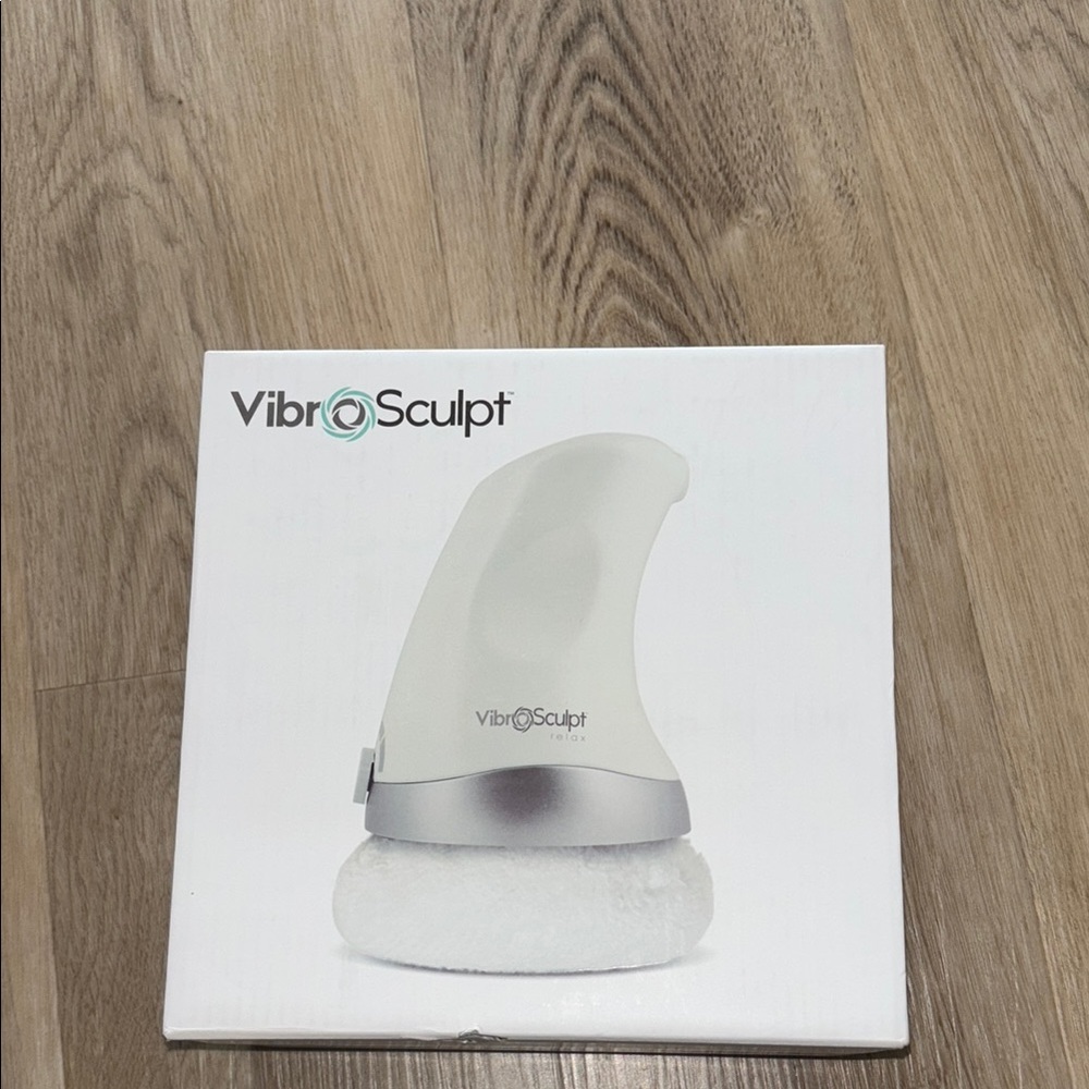Sleek White and Silver VR Accessory with Ergonomic Design and Modern Aesthetic